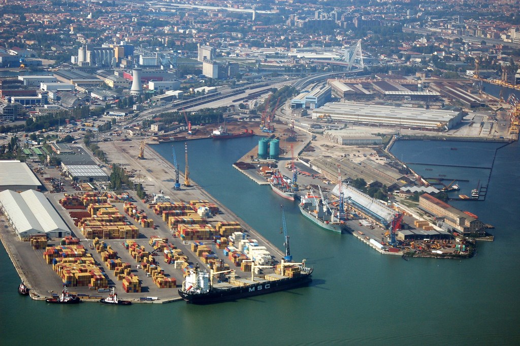 Collegamenti Porto Venezia. “Invece che a Bruxelles, l’assessore De Berti condivida il progetto con il territorio”.